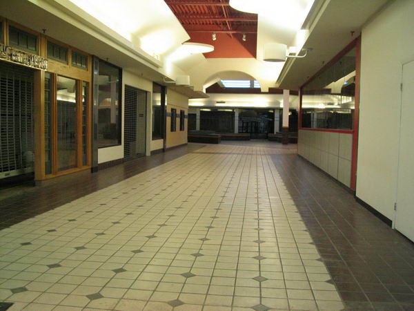 Wonderland Mall (Wonderland Shopping Center) - 2004 Photo (newer photo)